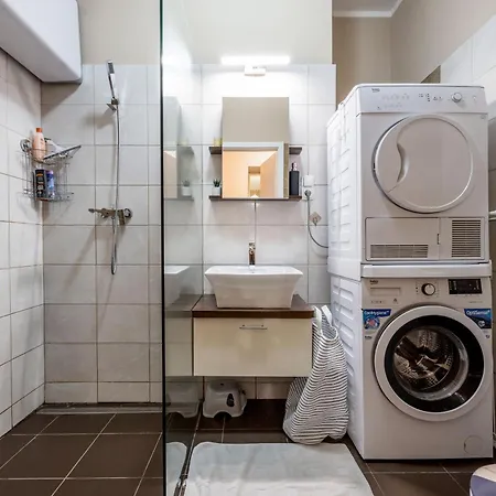 Apartment Roomback - 2br With Ac Near Deak Ter Budapest