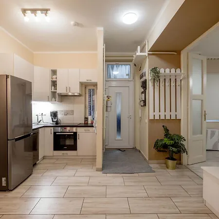 Roomback - 2br With Ac Near Deak Ter * Budapest