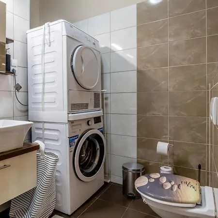 Apartmán Roomback - 2br With Ac Near Deak Ter *